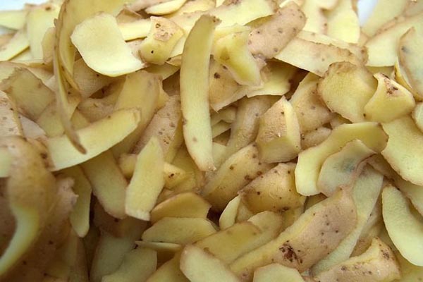 9 طرق لاستخدام قشور البطاطس لن ترميها أبدا مرة أخرى في إفراشا