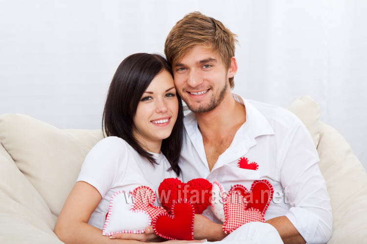 الصفات التي على المرأة التحلي بها حتى ينجذب إليها الرجل ويقع في حبها رأساً على عقب.