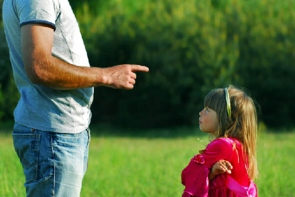 لماذا عليكم ألا ترغموا ابنكم او ابنتكم على قول آسف أو عفواً ؟