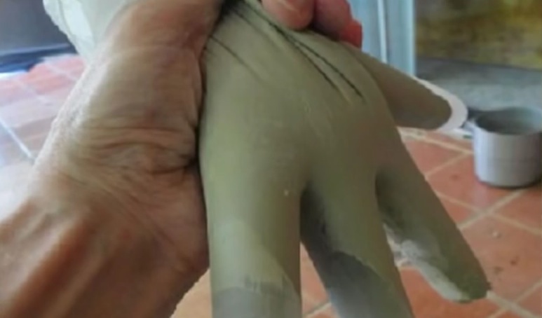هذا الرجل صبّ الإسمنت في قفّازات بلاستيكية. وبعد يومين…