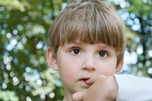 كيف نساعد الولد على التخلص من عادة قضم الأظافر أو مص الأصبع أو أي عادة أخرى ؟