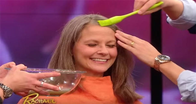تصبغ شعرها بماء البطاطس وتحلّ إحدى أكبر مشاكل النساء