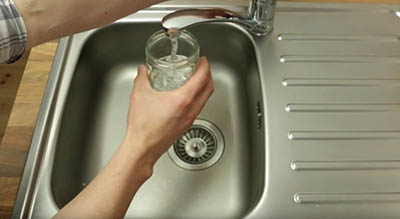 تقشير البيضة المسلوقة