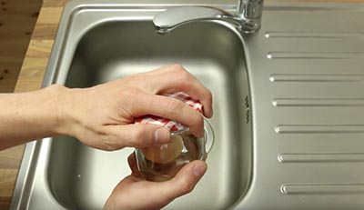 تقشير البيضة المسلوقة