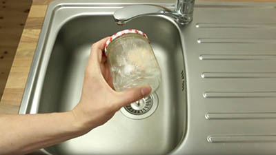 تقشير البيضة المسلوقة