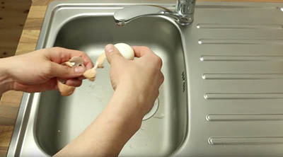 تقشير البيضة المسلوقة