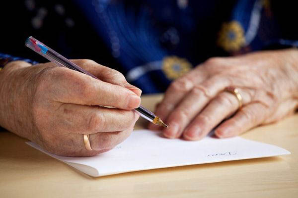 بعدما توفيت هذه المرأة، وجدوا ملاحظة كتبتها أبكت العالم بأسره !