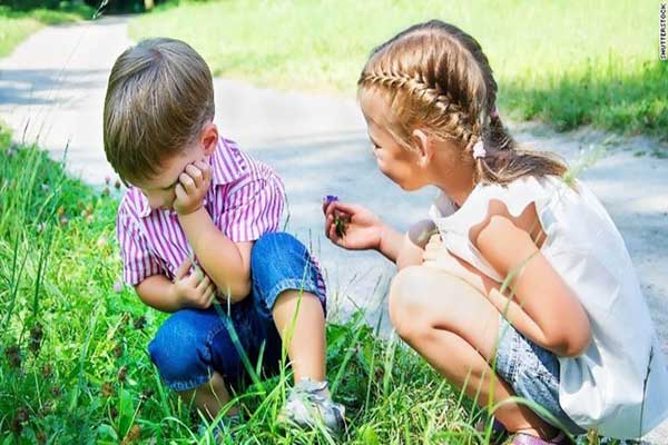 يظن الأطفال أن العالم يدور من حولهم. كيف تعلّمونهم التعاطف مع غيرهم ؟