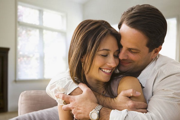 كيف تجعلين زوجك يفتقدك ويشتاق إليك