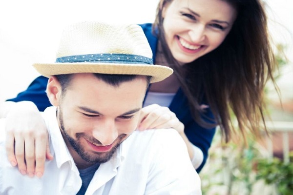 10 إشارات تشير إلى أنك متزوجة من رجل عظيم صالح