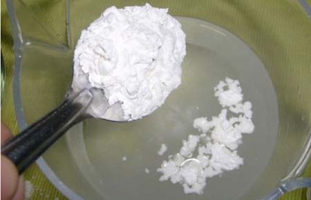 النظر عبر زجاج النافذة