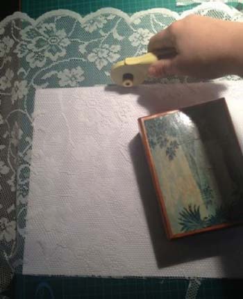 النظر عبر زجاج النافذة