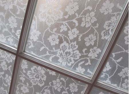 النظر عبر زجاج النافذة