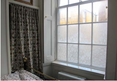 النظر عبر زجاج النافذة