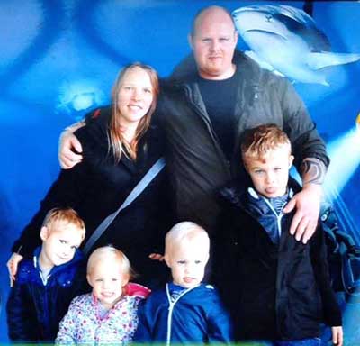 Tragic father James Green died in his sleep leaving his wife Cloe Green and his 8 children. Cloe and James with L-R Levi, Megan, Oliver,Leo Picture: photo-features.co.uk Mobile: 07966 96672 email: jeremy@durkinphotoservices.com 41 Boat Dyke Rd Upton Norwich Norfolk NR13 6BL