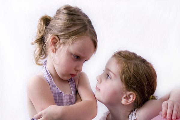 لماذا الغيرة عند الأولاد شيء إيجابي ؟ وكيف نستفيد منها ؟