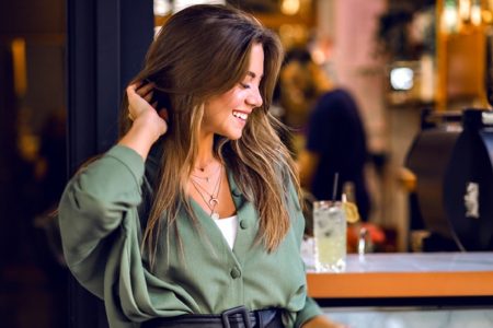 6 أسباب تجعل الرجال يفضلون السمراوات !