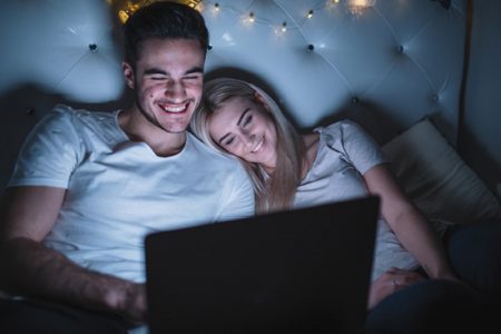 هل يمكن أن ينقذ فيلم رومنسي العلاقة المتدهورة بين الزوجين؟