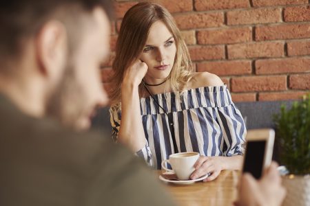 5 أشياء يقوم بها الرجل تجعل المرأة تبتعد عنه