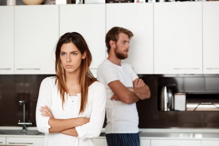 3 أخطاء ترتكبينها تدمر علاقتك به