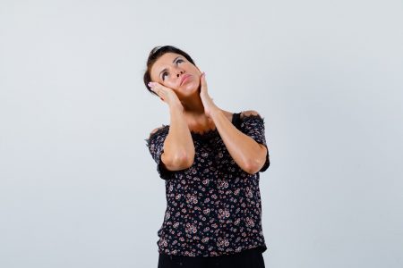 كيف ترفعين وجنتيك الهابطتين ؟