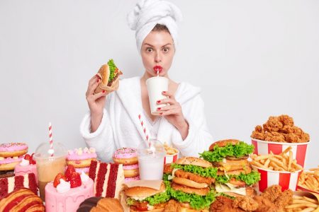 هذه الأطعمة تدمر الحياة في داخلكم : إذا أكلتم منها سوف تمرضكم من الداخل حتى الموت !