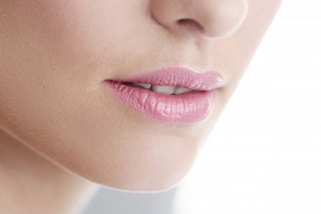 تدهن أنفها وتغطيه بنايلون شفاف. في خلال 5 دقائق، تتخلص من النقاط السوداء على بشرتها !