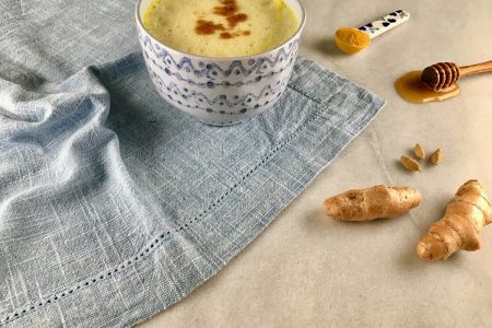 اشربوا شاي الكركم والزنجبيل كل يوم خلال 10 أيام ولاحظوا النتائج حول البطن !