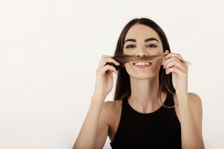 البقع الداكنة على مستوى الشارب: كيف تظهر ولماذا ؟