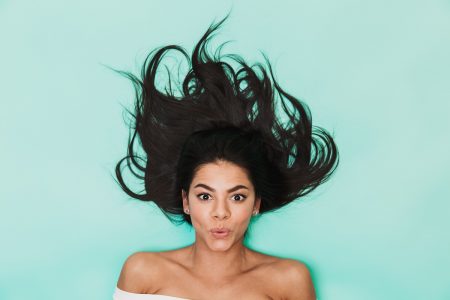 5 حيل طبيعية تجعل بشرتك متألقة وشعرك لامعاً