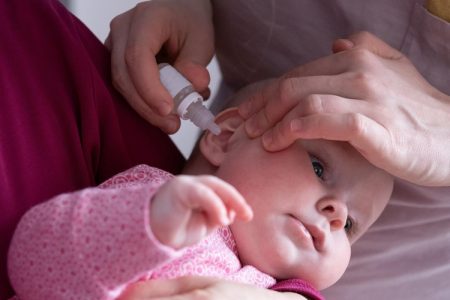 7 أعراض لتشخيص إصابتكم وإصابة أولادكم بالتهاب الأذن مع العلاجات الطبيعية