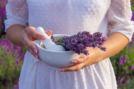 كيف تستخدمون خلاصة اللافندر في علاج مشاكل البشرة والشعر
