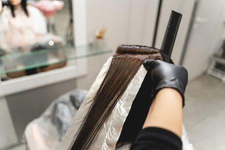 لماذا عليك أن تفركي شعرك بورق الألمينيوم ؟