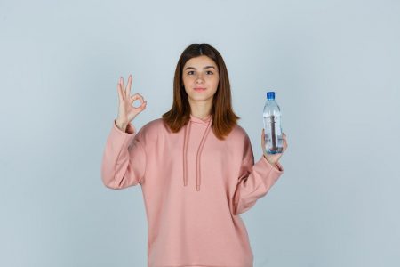 اشربوا قنينة ماء قبل كل وجبة ولاحظوا النتيجة بعد 12 أسبوعاً